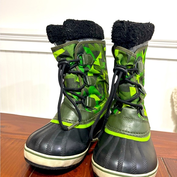 Kids size 5 Sorel Camouflage Green and Black Waterproof Boots - Picture 4 of 6